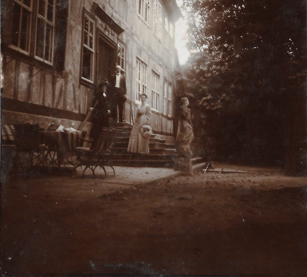 Die Familie Hue de Grais auf der Treppe ca. 1920